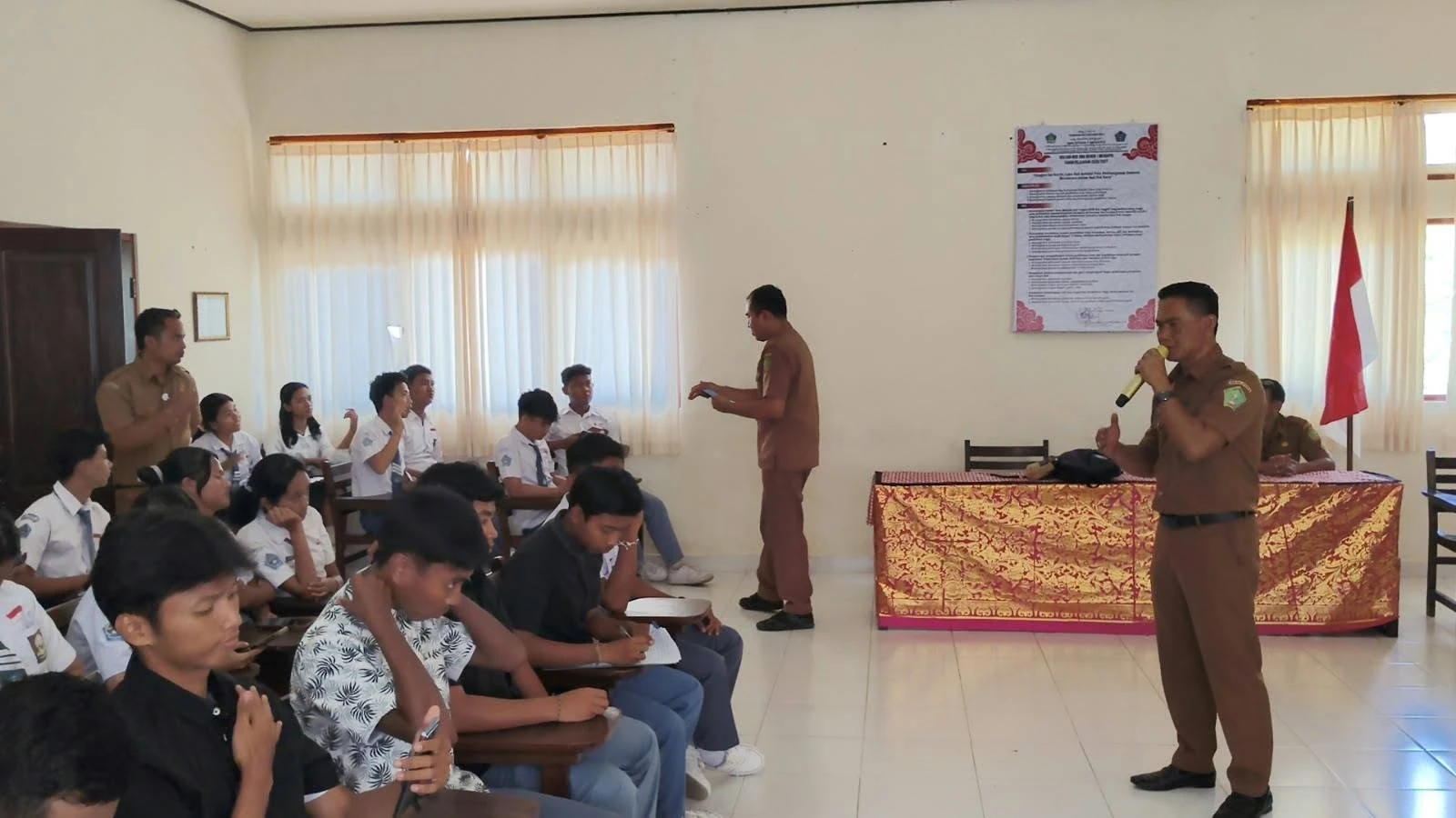 Dukcapil Jembrana Gelar Jemput Bola Perekaman KTP-el dan Aktivasi IKD di SMA Negeri 1 Mendoyo dan SMA Negeri 1  Negara