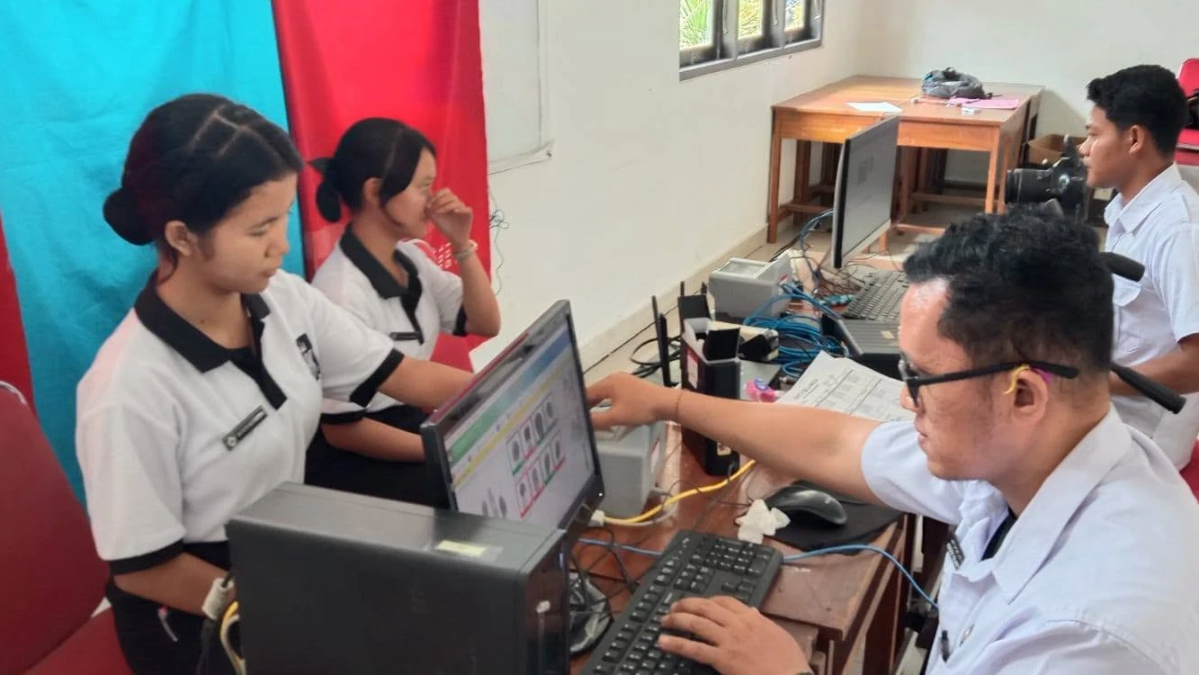 Dukcapil Jembrana Gelar Jemput Bola Perekaman KTP-el dan Aktivasi IKD di SMA Negeri 1 Pekutatan dan SMK Negeri 5 Negara