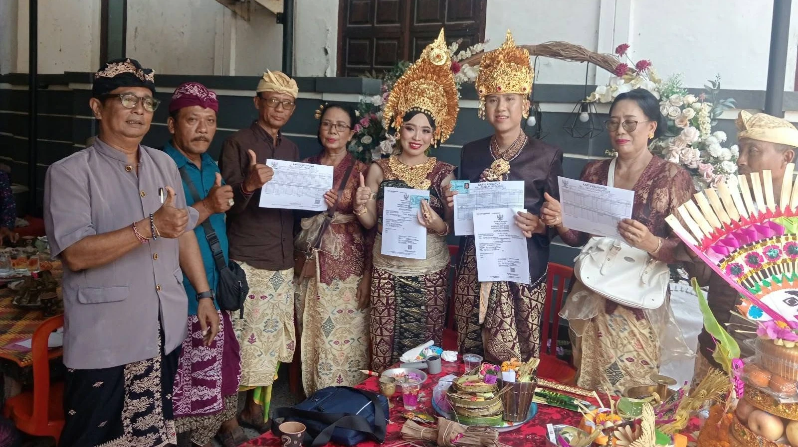 Program Inovasi ADINDA Dukcapil Jembrana, Hadirkan Kebahagiaan dengan Penyerahan Akta Perkawinan Langsung kepada Mempelai